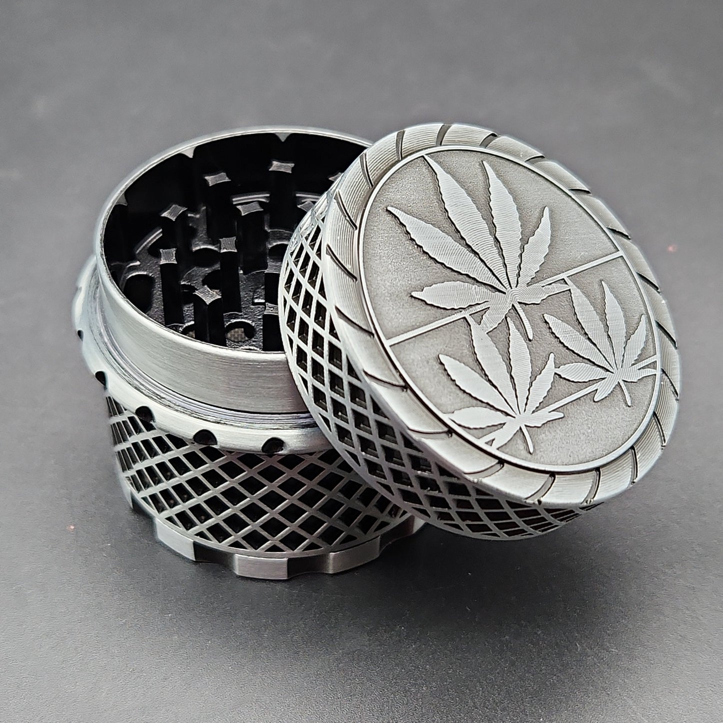 50mm Webbed Leaf Full Magnetic Grinder - Silver